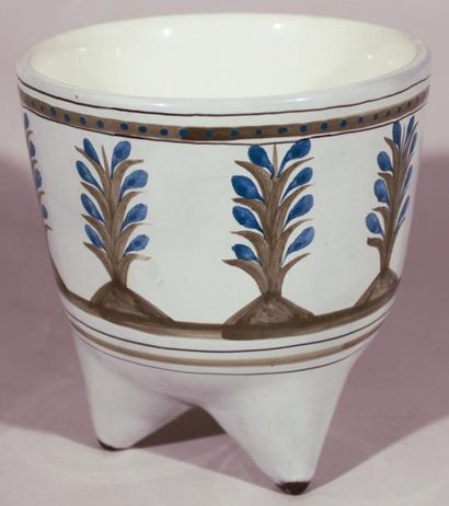 CAPRON Roger (1922 - 2006) Vase molaire à décor de fleurs stylisées. Terre blanche,...