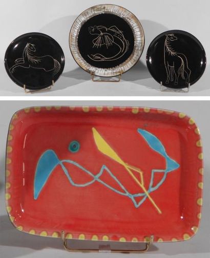 CERENNE - Atelier (1943 -1980) Lot de cinq pièces: - Assiette à décor de poisson...