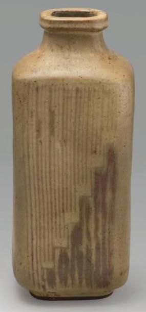 DEL PIERRE Francine (1913 -1968) Vase. Terre rouge, non signé. Haut.: 22 cm.. BIBLIOGRAPHIE:...