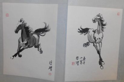 BEIHONG Xu (1895-1953) Chevaux Paire d'estampes dans un entourage de soie bleue (insolation),...