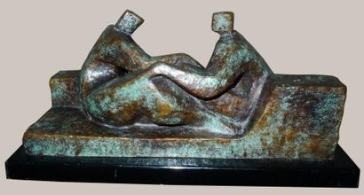 Luis CARLOS Couple Groupe en bronze à patine antique sur socle en bois peint en noir,...