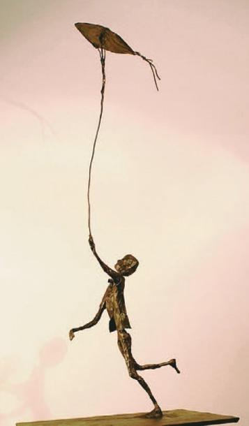 DANGY Marine, née en 1960 Le cerf-volant, 2013 Sculpture en papier mâché sur structure...