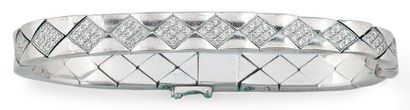 CHANEL Modèle "Matelassé". Bracelet en or gris, à décor géométrique partiellement...