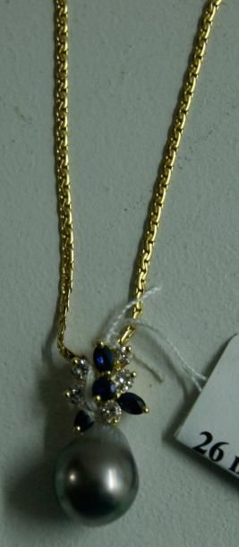 null Collier articulé en or jaune, supportant en pendentif une perle grise poire...