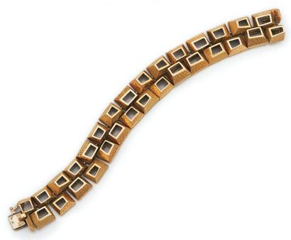 null Bracelet articulé composé de motifs géométriques ajourés en or guilloché et...