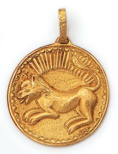 null Médaille pendentif en or jaune gravé du signe zodiacal du lion. MAUBOUSSIN,...