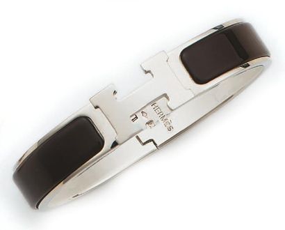 HERMES Bracelet rigide en métal partiellement émaillé brun.