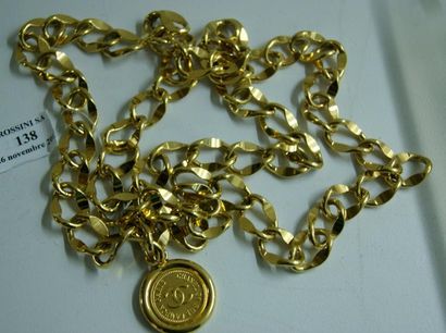 CHANEL CEINTURE chaîne composée de maillons en métal doré. Long.: environ 80cm