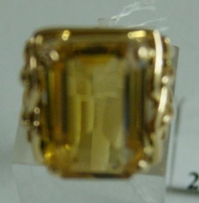 null Bague en or jaune ajouré, sertie d'une citrine rectangulaire à pans coupés....