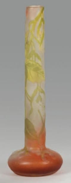 Emile GALLE (1846 -1904) Vase tube à base renflée. Épreuve en verre doublé vert sur...