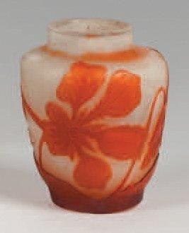 Emile GALLE (1846 -1904) Vase tronconique à col annulaire. Épreuve en verre doublé...