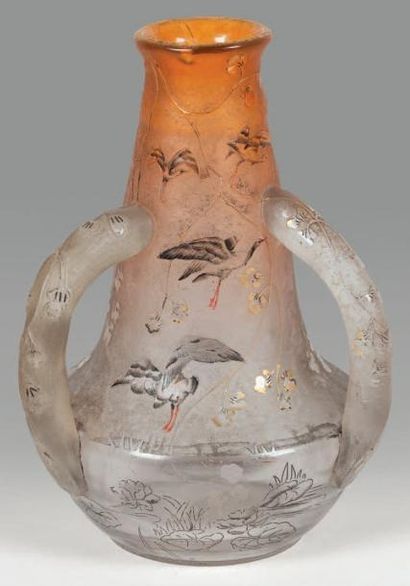 DAUM Vase balustre à col conique et trois anses détachées à l'épau - lement. Épreuve...