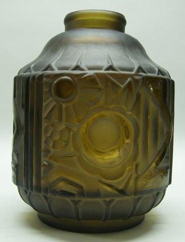 SCAILMONT Vase soufflé moulé en verre ambré à corps cylindrique. Décor de frises...