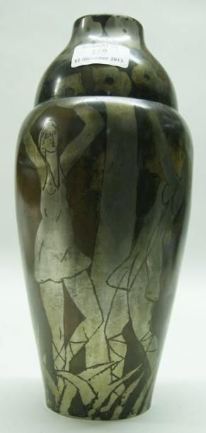 Paul MERGIER & EVOLUTION (éditeur) Vase en métal estampé à corps ovoïde à ressaut...