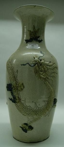 Vase en grès de Nankin à couverte beige craquelée...