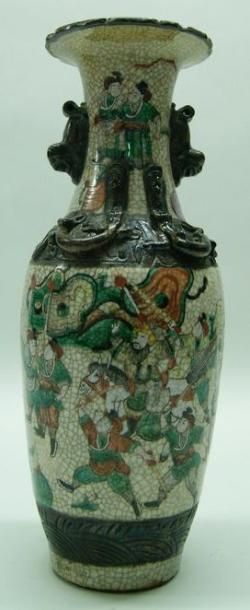 null Petit vase en grès de Nankin, à décor polychrome sur fond beige craquelé d'un...