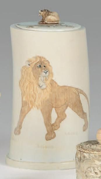 null Important vase couvert en ivoire, à décor de lions et de tigre s'affrontant,...