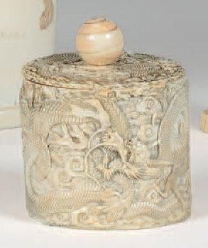 Boîte couverte en ivoire sculptée en relief...