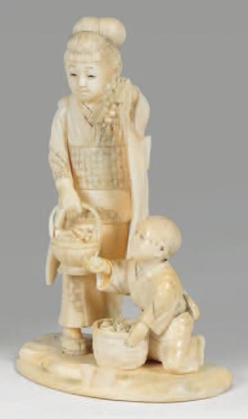 Okimono en ivoire représentant deux enfants...