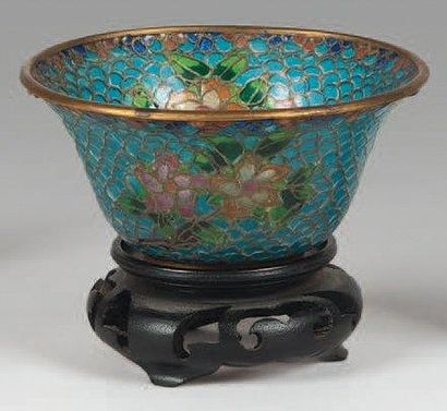 null Petite coupelle en verre cloisonné bleu à décor floral. Chine, XXe siècle. Dim.:...