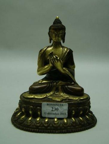 null Sujet en cuivre bicolore, patiné et doré, représentant le Bouddha assis en méditation...