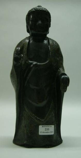 Bouddha en bronze à décor d'émaux cloisonnés....