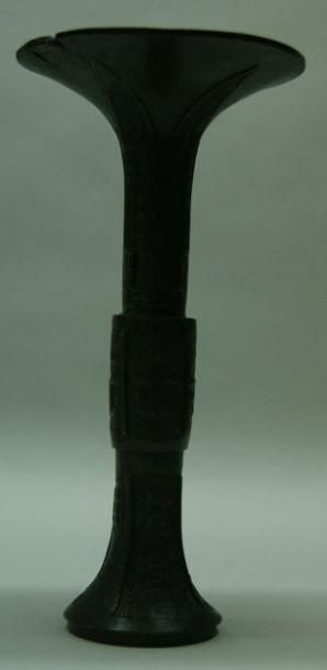 null Vase de forme gu à décor archaïsant de taotie et cigales stylisées. Chine, XVIIe...