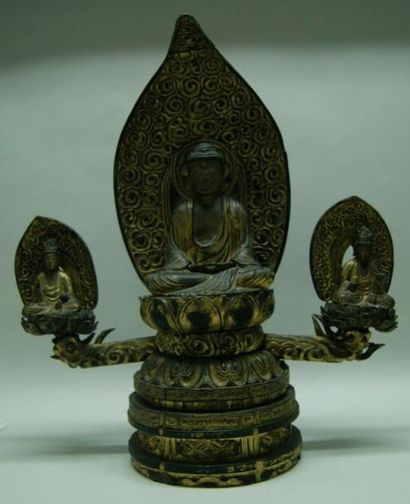 null Important sage en bois laqué et doré représentant un Bouddha assis et deux dignités...