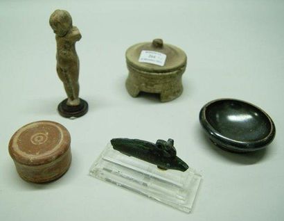 Lot composé de cinq objets d'époque Hellénistique....