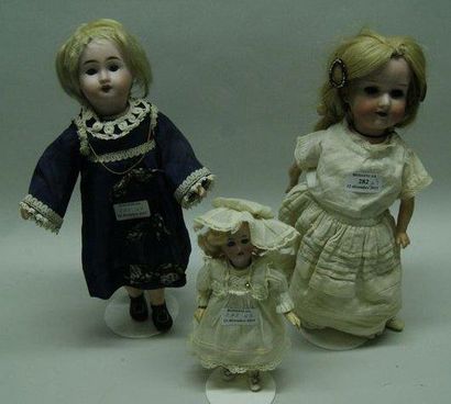 null Lot de trois poupées allemandes: - Petite poupée allemande, tête en biscuit,...