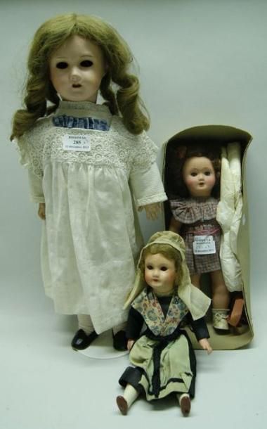 Lot de trois poupées: - Poupée française...