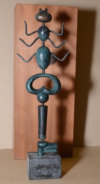 D'après Salvador DALI Fourmi-clef Sculpture en bronze à patine antique et grise pour...