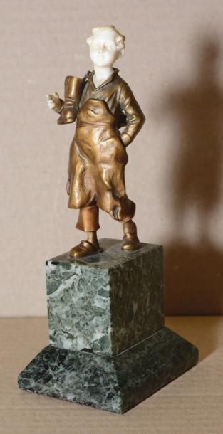 ANONYME Le petit bottier Sculpture en bronze doré et ivoire sur socle en marbre écume...