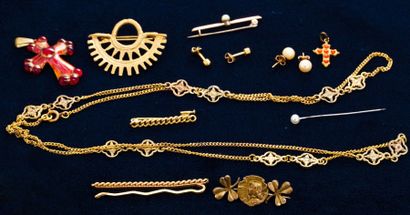 null lot de bijoux fantaisie (croix émaillée,broches, chaine, boutons d'oreilless...