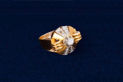 null Bague en or jaune vers 1940, sertie d'un diamant de 0,20 ct environ. et de roses...