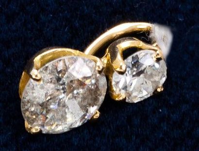 null Pendentif serti de deux diamants, la monture en or. 

(Un petit diamant accidenté)....