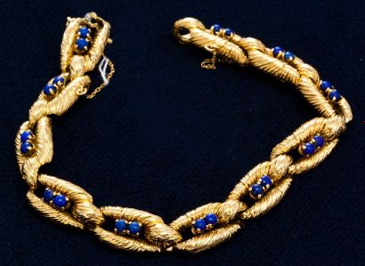 null Bracelet articulé à maillons ovales, en or jaune, sertis de petits cabochons...