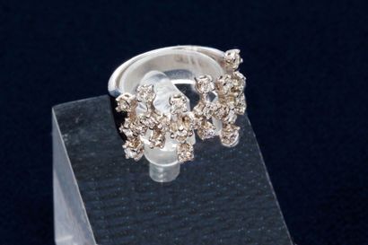 null Bague ajourée en or gris découpé, sertie de petits brillants.

Poids brut :...