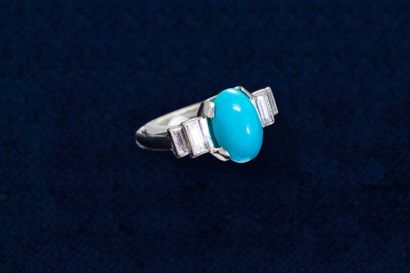 null Bague en platine sertie d'un cabochon de turquoise encadré de part et autre...