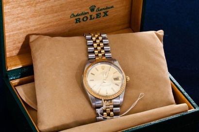ROLEX Ref : 15053

Montre d'homme ronde en or et acier. Cadran doré index, bracelet...