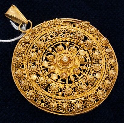 null Pendentif circulaire en or jaune, travaille filigranné rayonnant

Poids : 12,5...