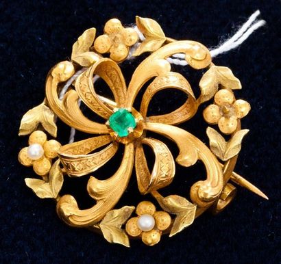 null Petite broche feuillagée, ronde de deux tons d'or sertie d'une émeraude et de...