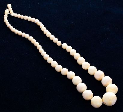 null Collier en chutte composé de perles d'ivoire