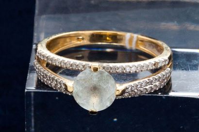 null Bague or jaune, ornée d'une aigue marine, et de trois lignes de petits diamants...