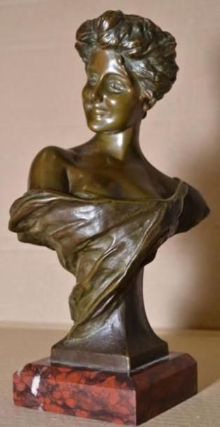 VAN DER STRAETEN Georges, 1856-1928 Le sourire Buste de jeune femme en bronze à patine...