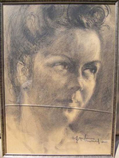 Ecole Moderne Portrait de femme, fusain, signature illisible en bas à droite, 34...