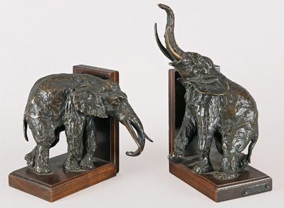 Ary BITTER Éléphants Serres livres en bronze à patine brune et en bois, sur un cartouche...