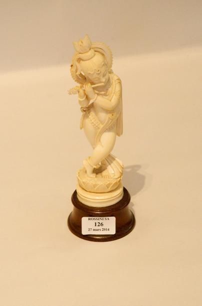 null Sujet en ivoire représentant une déesse indienne jouant de la flûte. Haut.:...