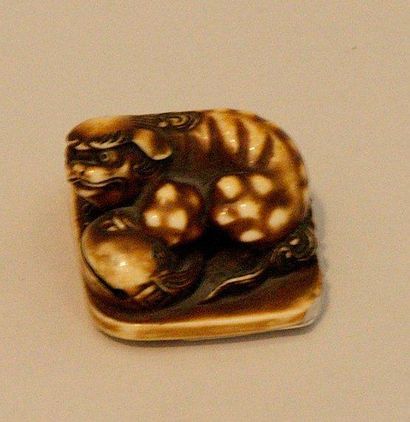 null Sujet en ivoire représentant un Shishi. Japon, période Meiji. Haut.: 2,2 cm