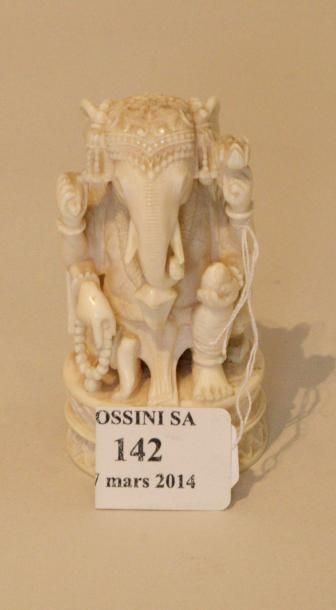null Un petit sujet en ivoire représentant le Dieu Ganesha à quatre mains tenant...